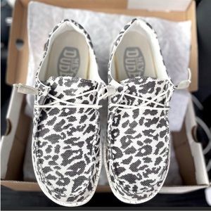 Hey dude Wendy woven cheetah print- size 7-9